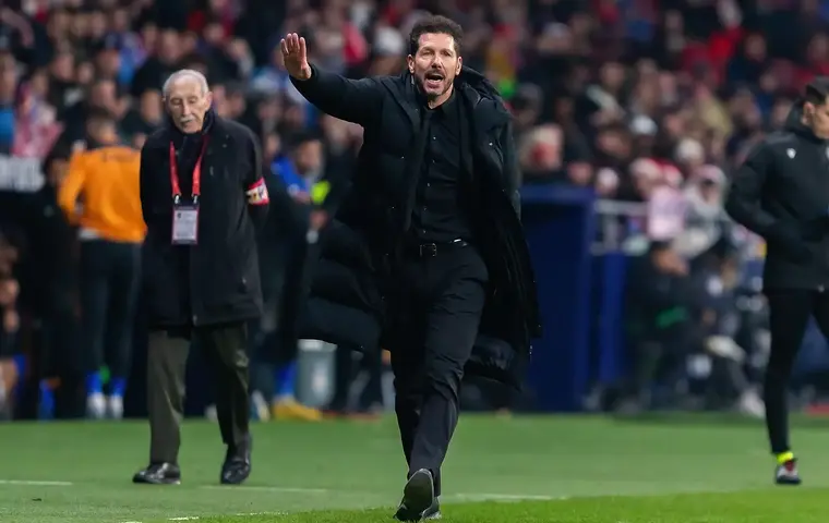 Simeone chce pożegnać Álvareza, Barcelona czeka w kolejce