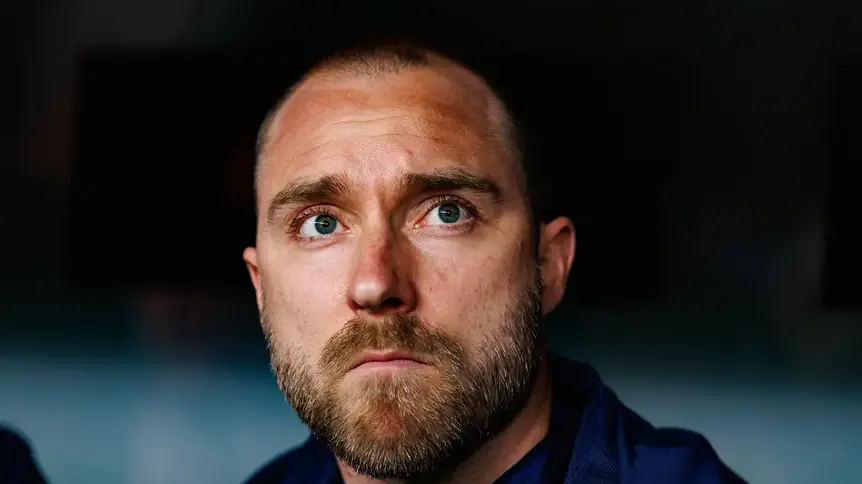 Christian Eriksen ponownie osunął się na murawę. Aktualne doniesienia z Danii